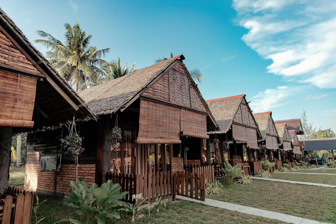 Nipoh Beach Cottage Kijal Kültér fotó